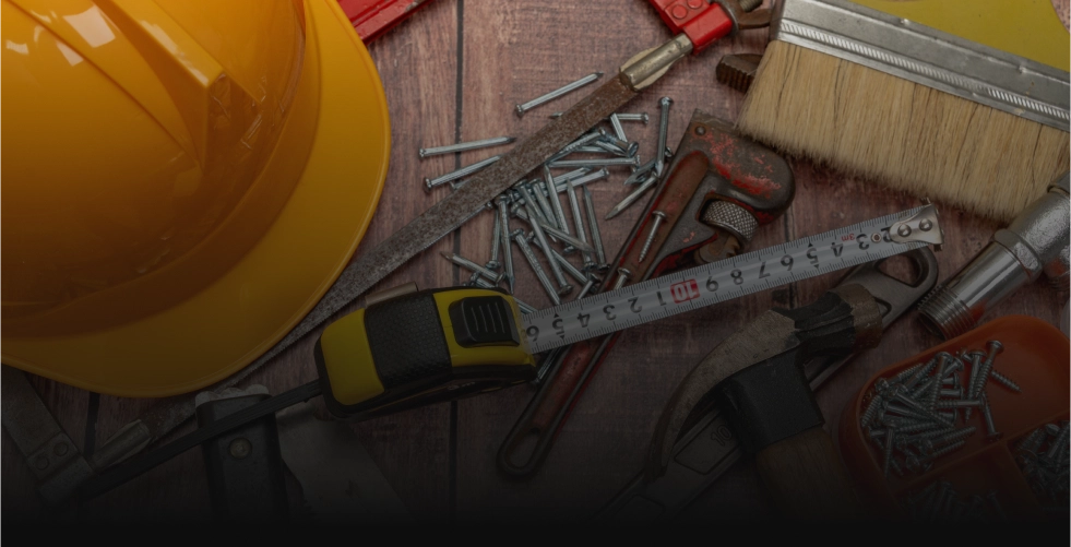 Diversas ferramentas em cima da mesa